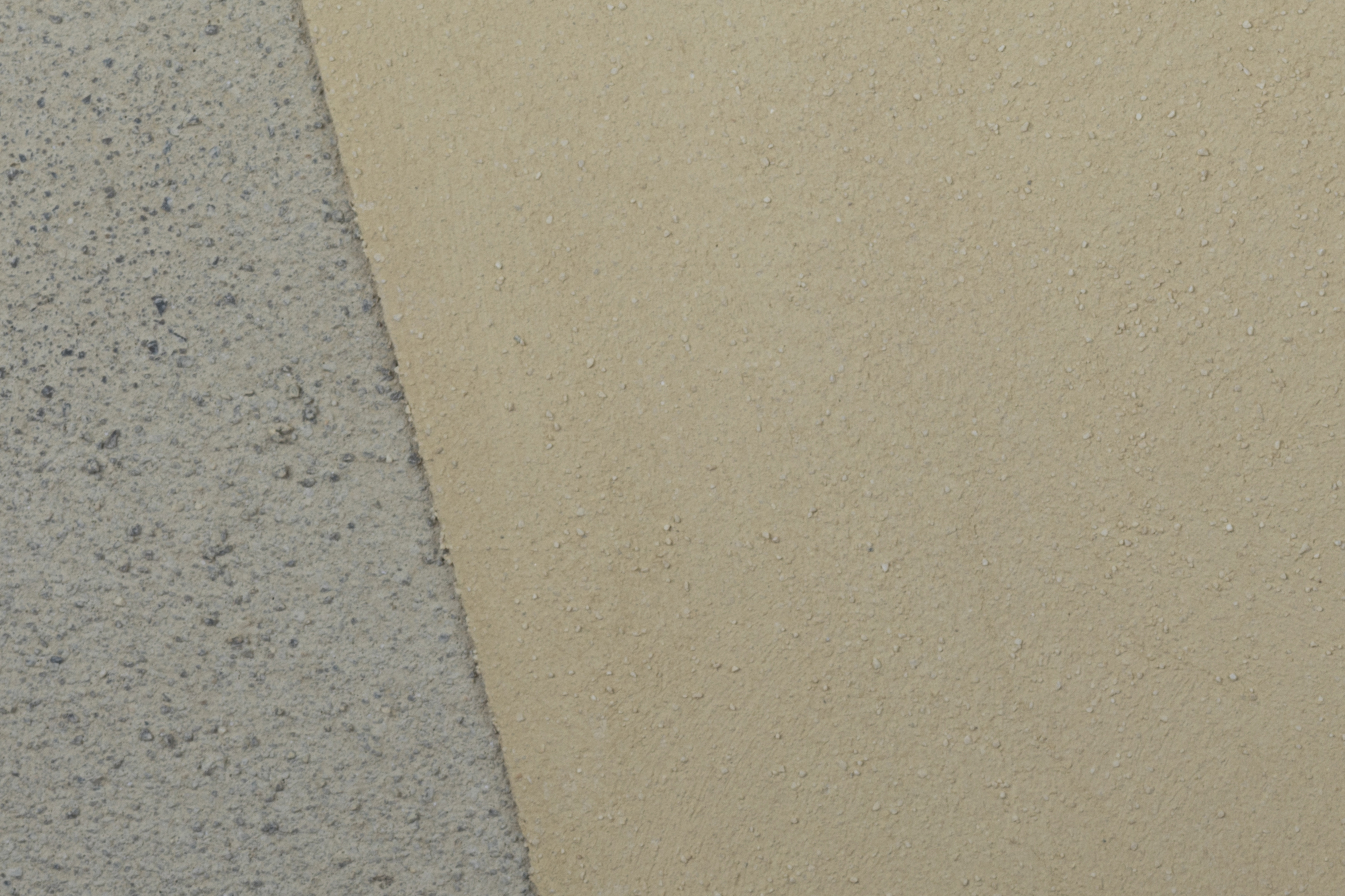 Diese Abbildung zeigt den CAREMA® Kalk-Lehm-Grundputz (links) sowie den CAREMA® Kalk-Lehm-Feinputz (rechts)